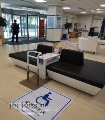 58岁柜员用放大镜办业务遭嫌弃？银行服务优化指南