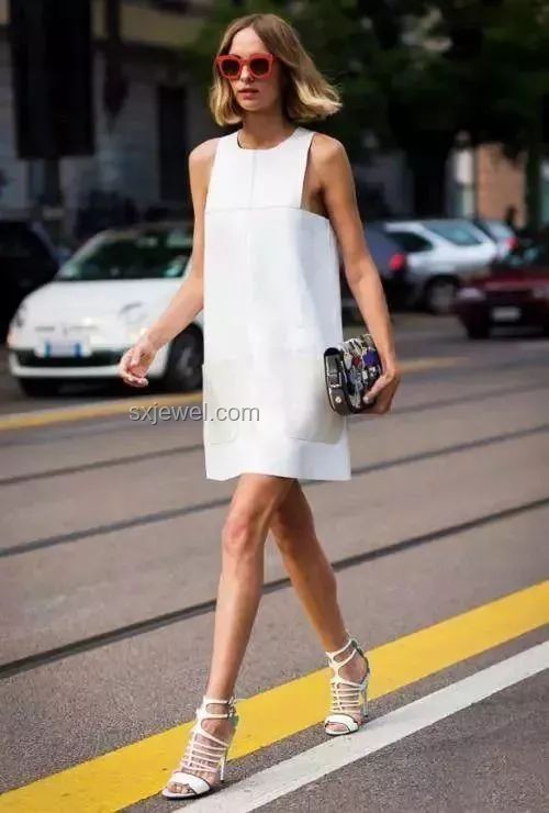 如何完美驾驭“百褶裙+短上衣”穿搭，打造夏日绝美造型？